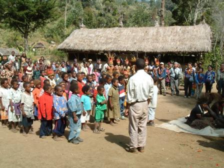集まった子供、親。背後にあるのが校舎、草葺です。