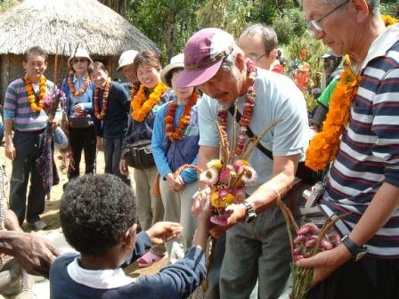 子供たちから寄贈品のお礼の花束や、バック、ネックレース