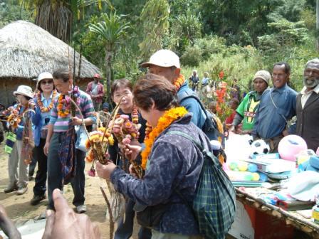 お客様の後ろにあるのが今回の寄贈品。